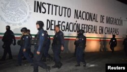 El Instituto Nacional de Migración (INM) reportó en la noche del jueves 25 de abril del 2019 en un comunicado una "salida no autorizada de amplia escala" desde la Estación Migratoria Siglo XXI en la ciudad de Tapachula en el sureño estado de Chiapas, en la frontera con Guatemala.