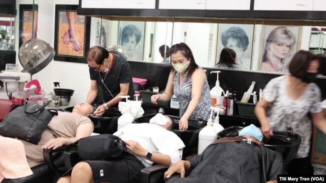 Khách gội đầu tại tiệm Luxury Hair Design ở thành phố Garden Grove