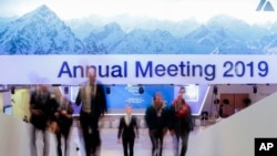 Orang-orang meniti tangga menuju pusat kongres dimana pertemuan tahunan Forum Ekonomi Dunia 2019, WEF, berlangsung di Davos, Minggu, 20 Januari 2019 (foto: AP Photo/Markus Schreiber)