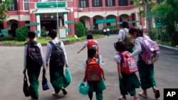 ယခင်မှတ်တမ်းရုပ်ပုံ | ရန်ကုန်မြို့ပေါ်ရှိ ကျောင်းတကျောင်းမှာ ပထမဆုံးကျောင်းဖွင့်ရက်အတွင်း ကျောင်းသူကျောင်းများကိုတွေ့ရစဉ် (ဇွန် ၁၊ ၂၀၁၂)