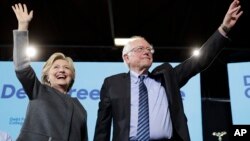 El senador Bernie Sanders, derecha, tuvo un fuerte respaldo de los milenios durante su campaña en las primarias demócratas.