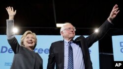 Hillary Clinton ak Bernie Sanders ki tap mennen kanpay ansanm nan Eta New Hampshire nan jounen mèkredi 28 septanm 2016 la.