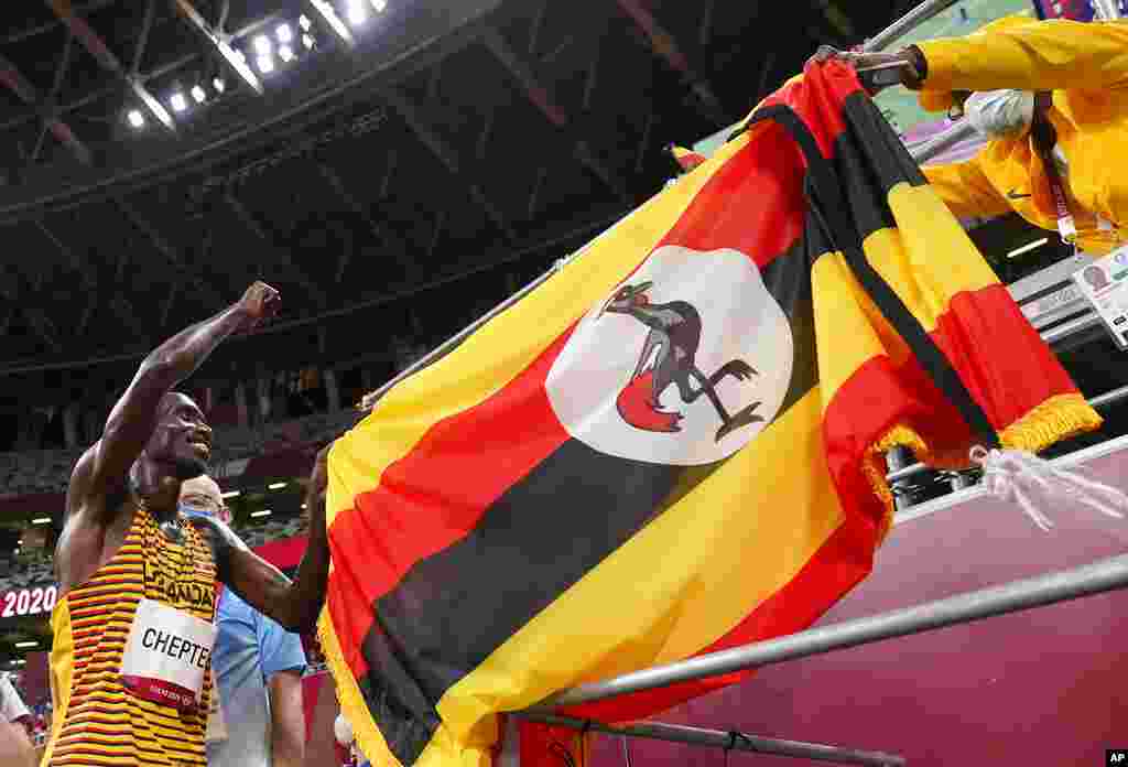 Joshua Cheptegei, of Uganda celebrates after winning the gold medal in the final of the men&#39;s 5,000-meters at the 2020 Summer Olympics, Friday, Aug. 6, 2021, in Tokyo, Japan. (AP Photo/Charlie Riedel)