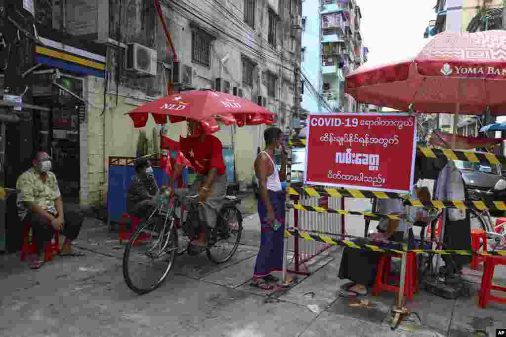 ကို႐ိုနာဗုိင္းရပ္စ္ ကူးစက္ပ်ံ႔ႏွံ႔မႈ တုိးေနတဲ့ ရန္ကုန္ၿမိဳ႕မွာ အဝင္အထြက္ ကန္႔သတ္ပိတ္ဆုိ႔ထားတဲ့ လမ္းတခု။ (စက္တင္ဘာ ၁၁၊ ၂၀၂၀)