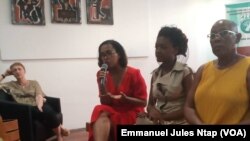 Echanges entre la presse et l’équipe de production du documentaire sur les viols et abus sexuels des filles et femmes, à Douala, Cameroun, le 3 mars 2019. (VOA/ Emmanuel Jules Ntap)