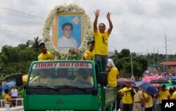 FILE - Thousands of residents follow the hearse bearing the coffin of slain Tanauan city Mayor Antonio Halili during his funeral in Tanauan city, Batangas province south of Manila, Philippines, July 8, 2018.