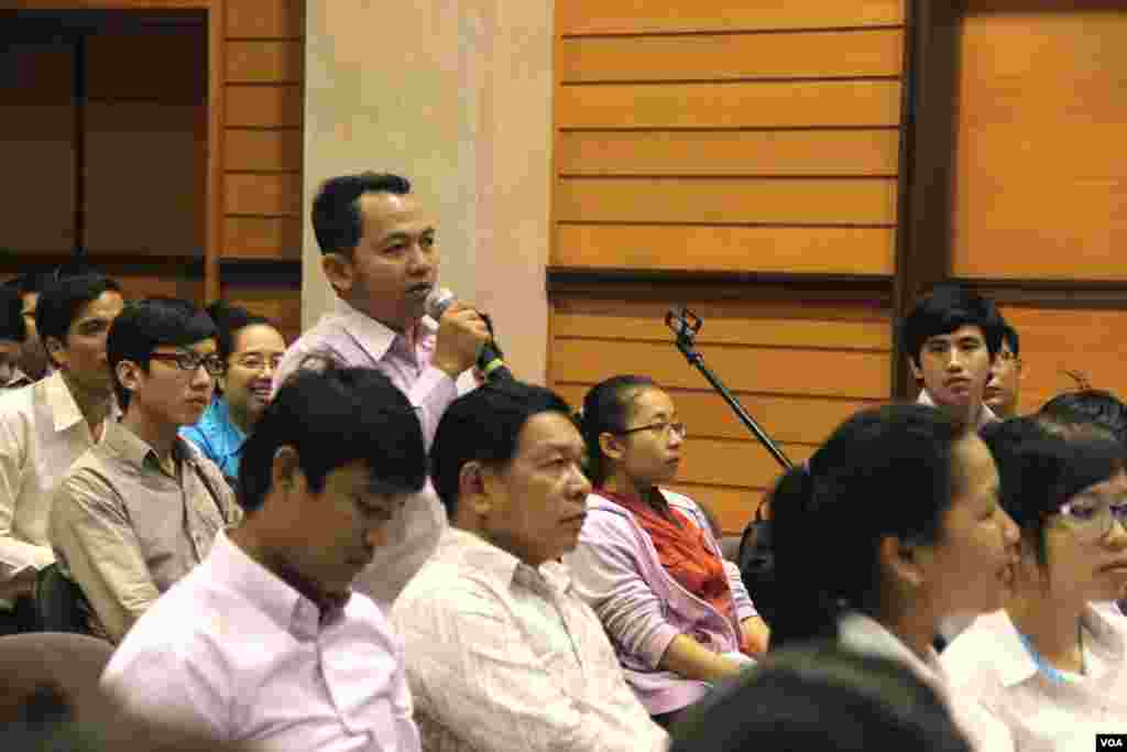 Participants ask questions and express opinions to the guest speakers during the discussion. (Nov Povleakhena/VOA Khmer)