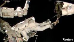 Luca Parmitano trabaja con su compañero Chris Cassidy. Ambos ingenieros de vuelo realizaban trabajos de mantenimiento en el momento del incidente.