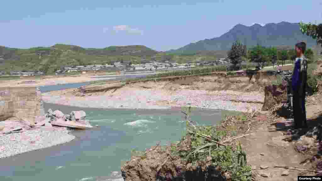 북한 평안남도 송천은 올 여름 수해가 가장 심각한 지역 중 하나다. 홍수가 발생하자 인근 두 마을에서 쏟아져 내린 물로 송천 외곽의 댐이 무너졌다. 이틀간 420mm의 폭우가 쏟아져, 강물은 정상 수위보다 9.5미터나 불어났다. (미션 이스트 제공) 