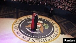 U.S. President Barack Obama and first lady Michelle Obama dance at the Commander in Chief's Ball in Washington, January 21, 2013. REUTERS/Pablo Martinez Monsivais/Pool (UNITED STATES - Tags: POLITICS ENTERTAINMENT) 