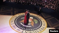 U.S. President Barack Obama and first lady Michelle Obama dance at the Commander in Chief's Ball in Washington, January 21, 2013. REUTERS/Pablo Martinez Monsivais/Pool (UNITED STATES - Tags: POLITICS ENTERTAINMENT) 