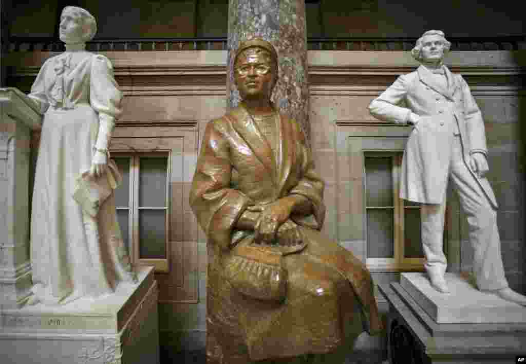 Patung aktivis hak-hak sipil warga Afrika Amerika, Rosa Parks, di gedung Capitol Hill di Washington, D.C., 1 Desember 2014.