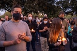 Masyarakat menyalakan lilin untuk mengenang sinematografer Halyna Hutchins, yang secara tidak sengaja terbunuh oleh senjata yang ditembakkan oleh aktor Alec Baldwin, di Burbank, California pada 24 Oktober 2021. (Foto: AFP)