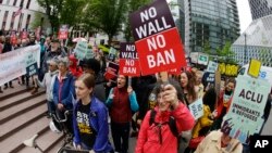 抗议者聚集在西雅图的一家联邦法院外抗议川普总统颁布的旅行禁令。（2017年5月15日）
