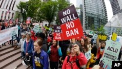 Des manifestants protestent contre Donald Trump devant la cour de Justice de Seattle, Washington, le 15 mai 2017. 