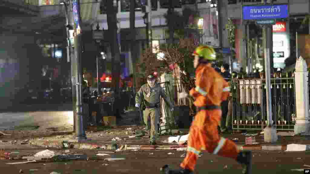 Des secours s'activent après l'explosion de Bangkok, 17 août 2015.