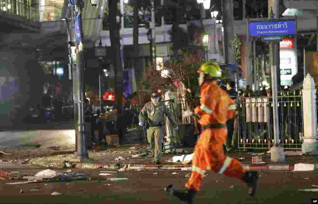 Petugas darurat di lokasi ledakan di Bangkok, Thailand (17/8). (AP/Sackchai Lalit)