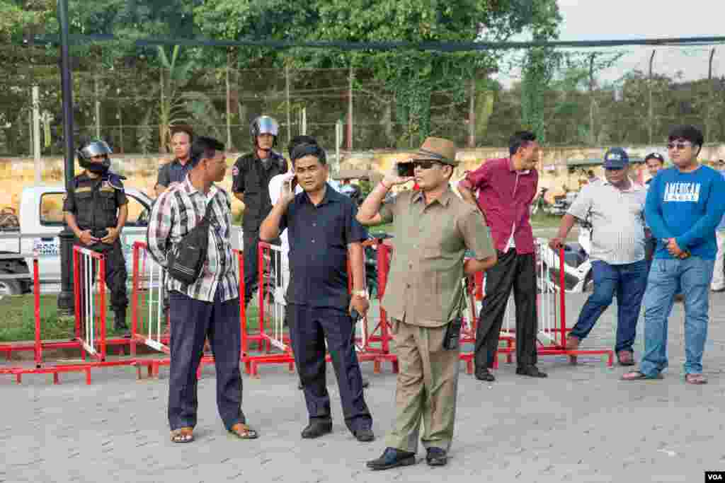 ក្រុមអាជ្ញាធរមានសមត្ថកិច្ច ត្រូវបានគេមើលឃើញថាបានយាមកាមយ៉ាងតឹងរ៉ឹង នៅក្នុងពិធីប្រារព្ធទិវាសិទ្ធិមនុស្សអន្តរជាតិ១០ធ្នូ លើកទី៧០ ដែលរៀបចំដោយក្រុមសង្គមស៊ីវិល ក្រុមសហជីព និងសកម្មជន, នៅរាជធានីភ្នំពេញ, នៅថ្ងៃទី១០ ខែធ្នូ ឆ្នាំ២០១៨។ (អូន ឆេងប៉រ/ VOA)