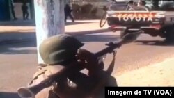 Elemento do exército moçambicano em Mocímboa da Praia (imagem tirada de televisão)