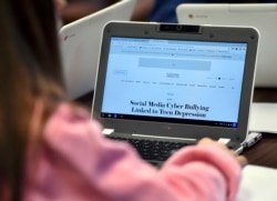 Seorang mahasiswa baru di kelas Siswa Digital Sekolah Menengah Brookfield, Connecticut, mencari informasi tentang perundungan siber. (Foto: AP)