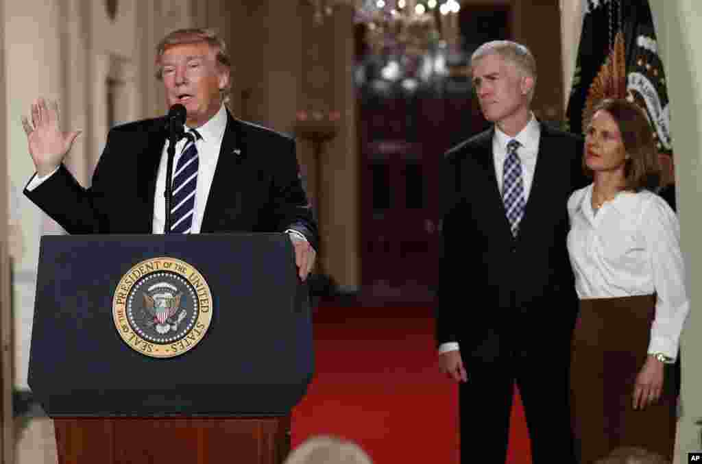 31 января президент США Дональд Трамп объявил номинанта в Верховный суд США – им стал Нил Горсач, судья Федерального апелляционного суда в Денвере, штат Колорадо. В настоящее время в Верховном суде четыре консерватора и четыре либерала – Нил Горсач является консерватором, и придерживается жесткой интерпретации Конституции.