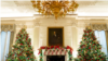 El Comedor de Estado de la Casa Blanca decorado para la temporada navideña durante una vista para la prensa con motivo de las decoraciones navideñas de la Casa Blanca, el 29 de noviembre de 2021.