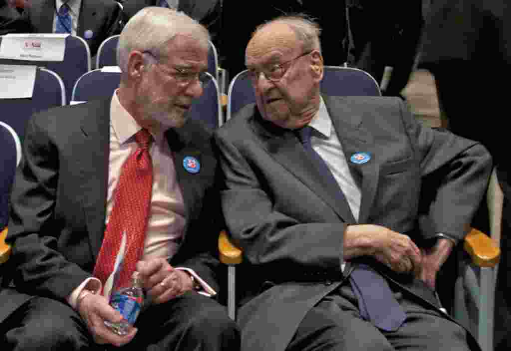 Sanford Ungar, VOA’s 24th director, chats with Walter Roberts, the only remaining member of the original 1942 broadcast team.