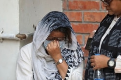 Razia Rahman, istri Faisal Arefin Deepan, menangis usai mendengar putusan pengadilan atas pembunuhan suaminya di Dhaka, Bangladesh, Rabu, 10 Februari 2021.