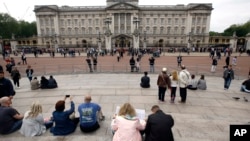 Tourists gather around Buckingham Palace in London, May 19, 2016. British police say they have arrested a man who scaled a wall and got into the grounds of Buckingham Palace. 