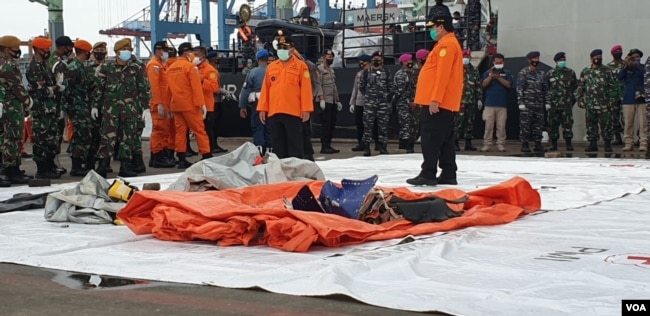 Temuan Tim SAR gabungan yang baru diturunkan dari kapal TNI pada Minggu (10/1/2021) pagi. (Foto: VOA/Sasmito)