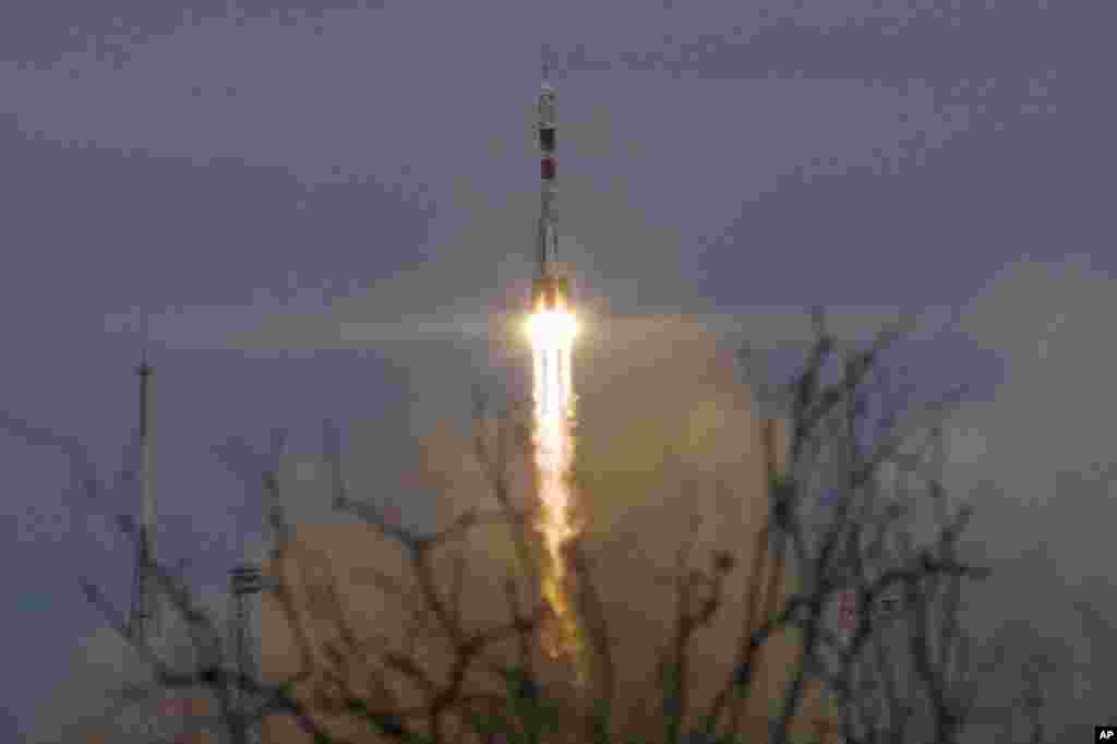 Peluncuran roket Soyuz Rusia dari Baikonur, Kazakhstan, untuk mengangkut wahana antariksa Soyuz MS-2 yang membawa astronot baru ke stasiun antariksa internasional (ISS).