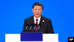 Chủ tịch Trung Quốc Tập Cận Bình phát biểu tại lễ khai mạc Hội chợ Nhập khẩu Quốc tế ở Thượng Hải hôm 5/11. Ông Tập cam kết mở cửa Trung Quốc nhiều hơn cho hàng nhập khẩu.