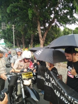 Sumarsih rajin menggelar “Aksi Kamisan” di depan Istana Kepresidenan di Jakarta, sebelum pandemi virus corona. (Foto: Maria Katarina Sumarsih)