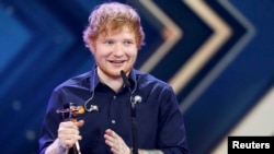 Ed Sheeran poses nhận tượng Camera Vàng tại lễ trao giải của tạp chí truyền hình Đức 'Hoer Zu' ở Hamburg hôm 4/3. 