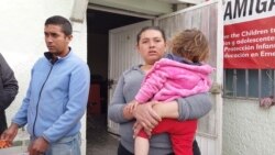 Una mujer lleva en brazos a su hija en el albergue "El Buen Samaritano" impulsado por el pastor Juan Fierro García en Ciudad Juárez, México.