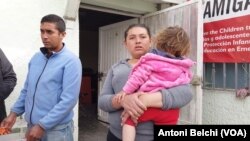 Una mujer lleva en brazos a su hija en el albergue "El Buen Samaritano" impulsado por el pastor Juan Fierro García en Ciudad Juárez, México.