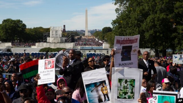 Miles de personas llenaron el National Mall en Washington, el sábado, 10 de octubre de 2015, ondeando banderas y pancartas en el vigésimo aniversario de la Marcha del Millón de Hombres.
