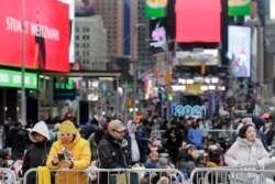 Люди збираються в Нью-Йорку для святкування зустрічі Нового року 2020