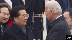 Dopredsjednik Joe Biden pozdravlja kineskog predsjednika Hu Jintaoa prilikom njegova dolaska u Washington u siječnju ove godine