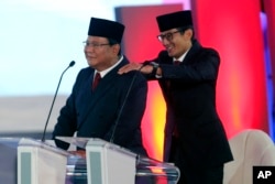 Prabowo Subianto dan Sandiaga Uno di sela acara Debat Capres perdana Kamis (17/1) malam di Jakarta.