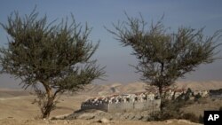 ໂຄງການ E1 ຢູ່ໃນເຂດ Maaleh Adumim ທີ່ເປັນບ່ອນທີ່ຊາວຢີວໄປຕັ້ງຖິ່ນຖານໃໝ່ຢູ່ໃນເຂດຢຶດຄອງທາງຝັ່ງຕາເວັນຕົກຂອງແມ່ນໍ້າຈໍແດັນ ໃກ້ກັບກໍ້າຕາເວັນອອກ ຂອງໃນນະຄອນເຈຣູຊາແລັມ 