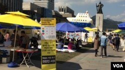 Families who lost children in the South Korean ferry accident and their supporters occupy a plaza in downtown Seoul. (Photo: Jason Strother for VOA)