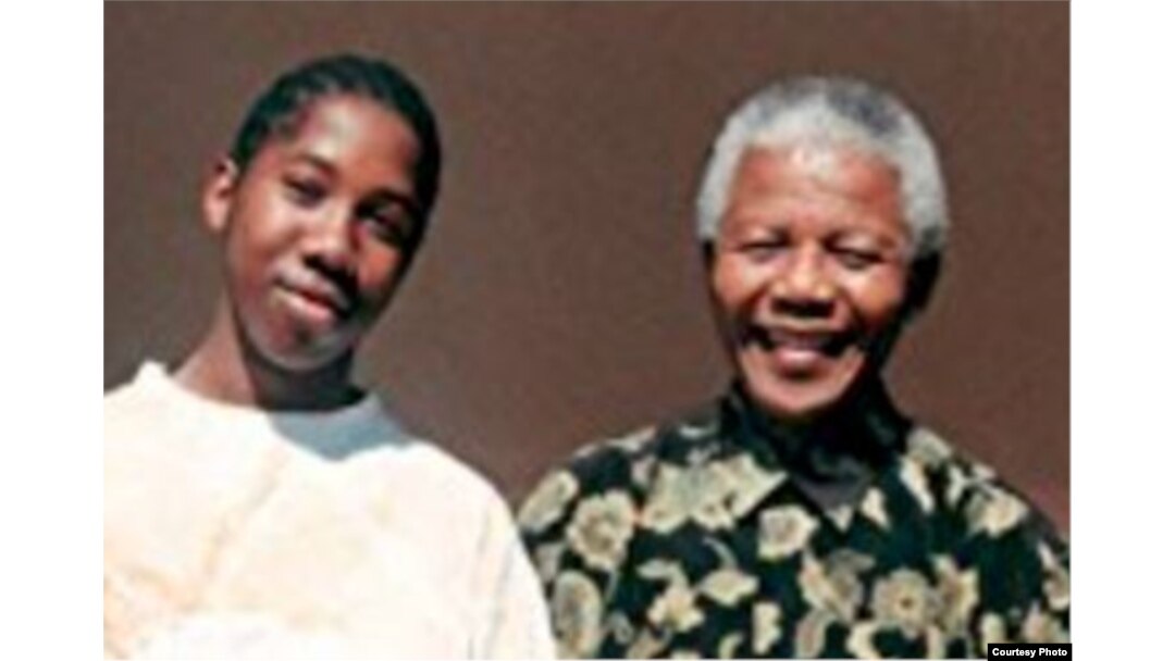 Ndaba Mandela menulis tentang kakeknya, Nelson Mandela, dalam buku memoar baru. (Foto: Ndaba Mandela)