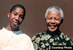 Ndaba Mandela menulis tentang kakeknya, Nelson Mandela, dalam buku memoar baru. (Foto: Ndaba Mandela)