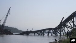 Sebuah jembatan yang sedang dibangun di atas Sungai Irrawaddy di Shwebo, Burma utara runtuh akibat gempa hari Minggu pagi (11/11).