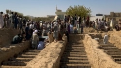 阿富汗清真寺爆炸死者下葬 塔利班誓言加強保安
