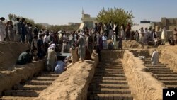 阿富汗南部城市坎大哈一所清真寺爆炸攻擊的死者在親人舉行的葬禮中下葬（2021年10月16日）
