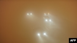 Xe chạy trong sương mù dày đặc ở Hợp Phì, tỉnh An Huy, miền trung Trung Quốc, ngày 14/1/2013.