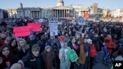 Une foule des manifestants réunie au cours de la marche des femmes à la place Trafalgar, au centre de Londres, Grande Bretagne, 21 janvier 2016. 