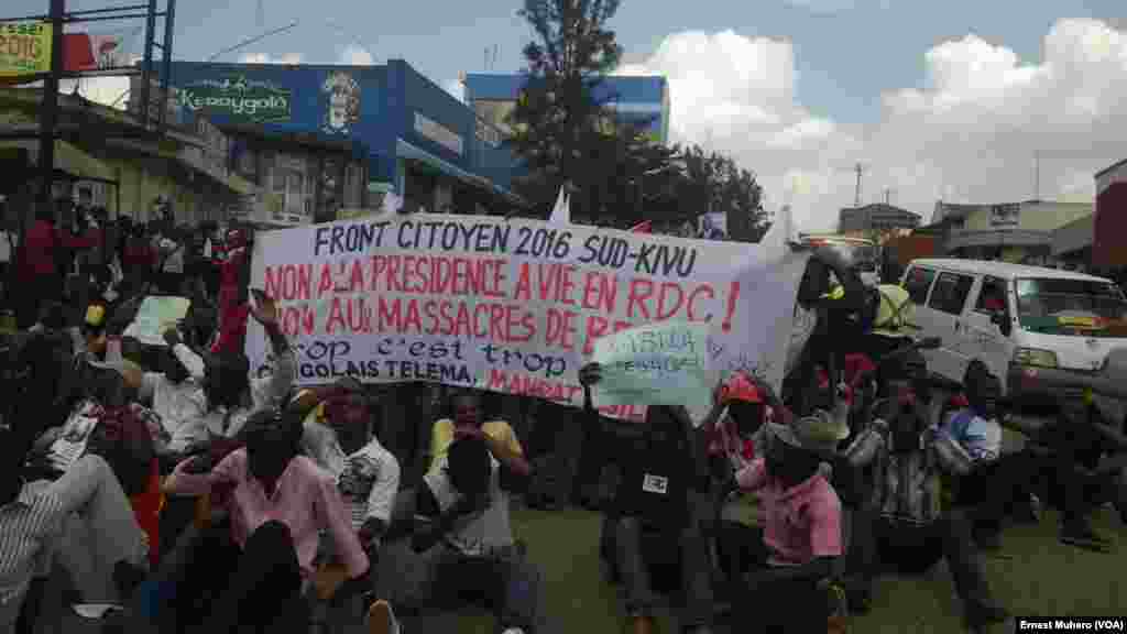 Les manifestants s'assoient à même le sol en signe de deuil des victimes du massacre de Béni, à Bukavu, 26 mai 2016. VOA/ Ernest Muhero